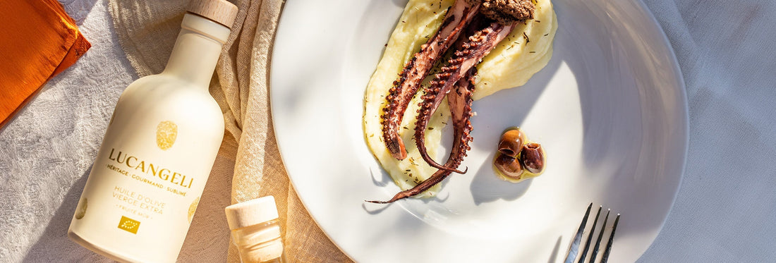 Huile d'olive et plat sur table