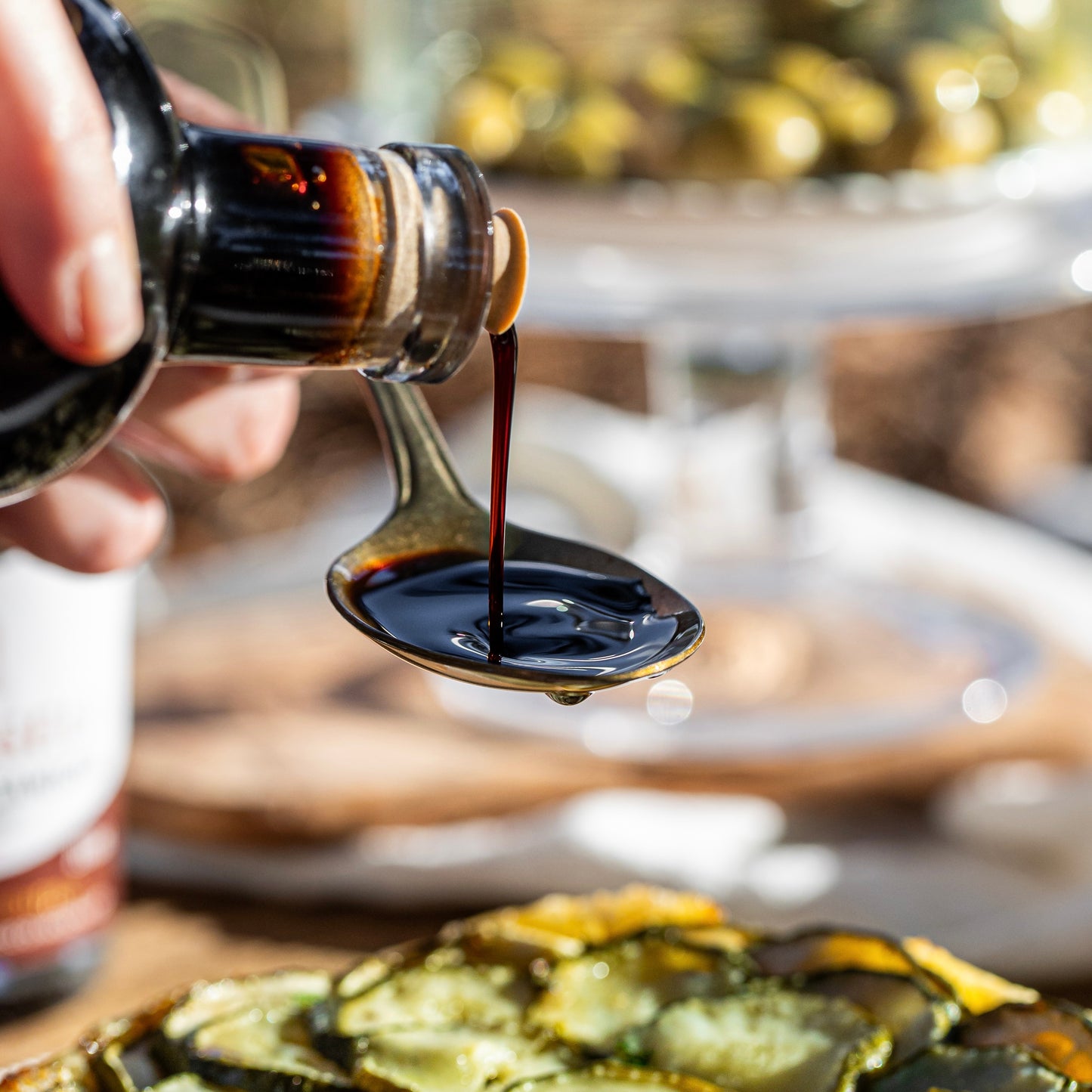 Bouteille de vinaigre balsamique qui coule